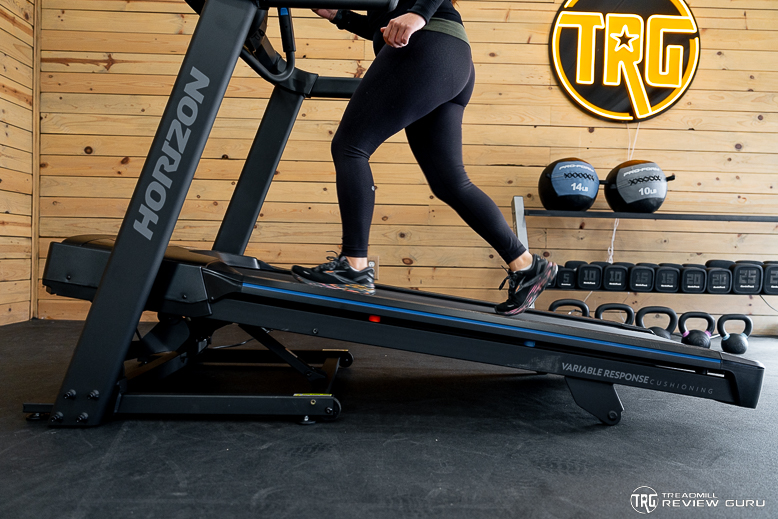 Horizon 7.0 AT - action incline walking