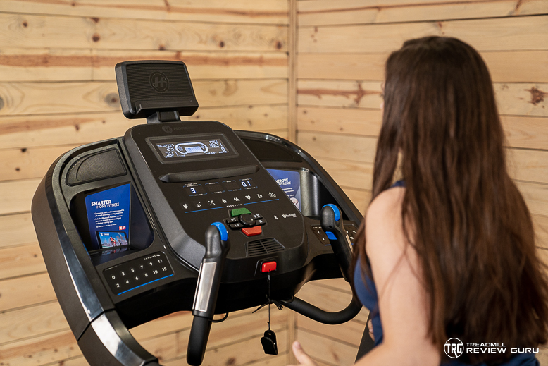 Horizon 7.0 AT - action over the shoulder